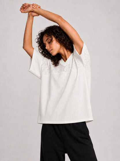 KYOTO | ユニセックス レース パネリング Vネック Tシャツ / Unisex Lace Paneling V-Neck T-Shirt