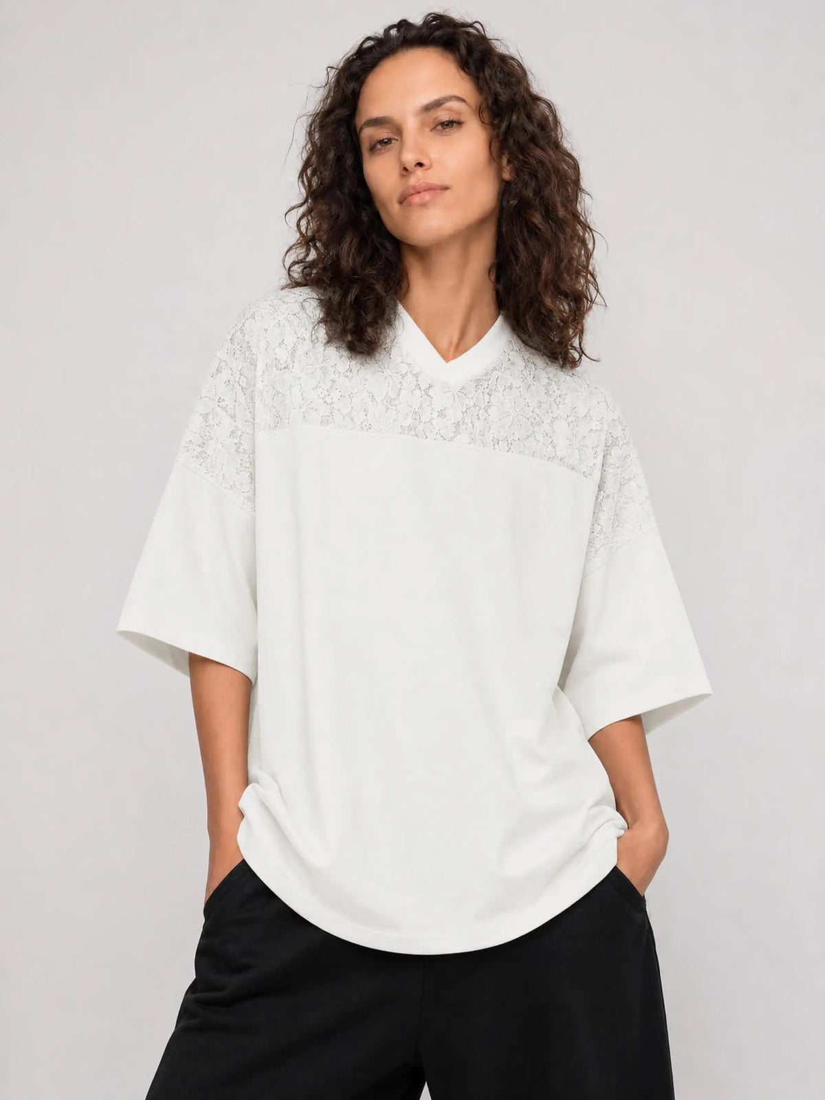 KYOTO | ユニセックス レース パネリング Vネック Tシャツ / Unisex Lace Paneling V-Neck T-Shirt