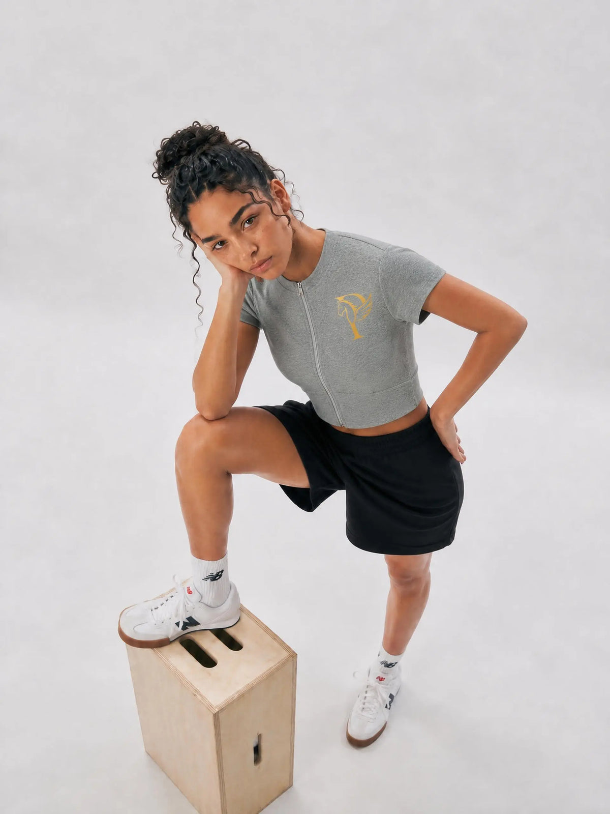 EQUESTRIAN CALON | ウィメンズ パネリング フルジップ クロップT — Women's Paneling Full-Zip Crop T-Shirt