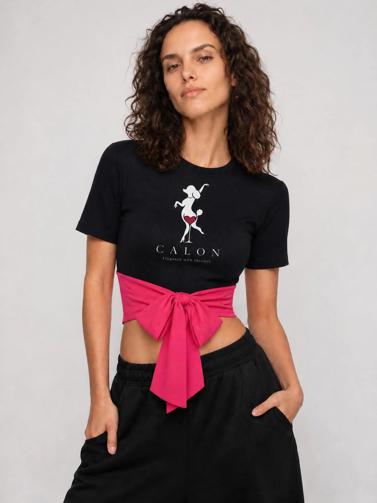 YOASOBI | ウィメンズ スリムフィット ボートネック Tシャツ マルチカラー